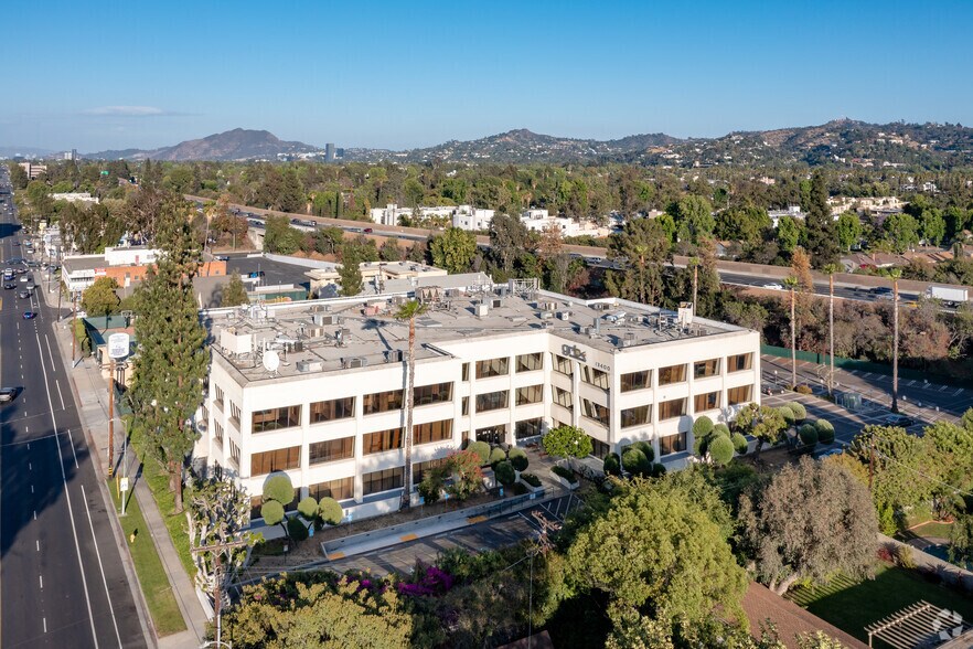 13400 Riverside Dr, Sherman Oaks, CA à louer - Photo du bâtiment - Image 3 de 5