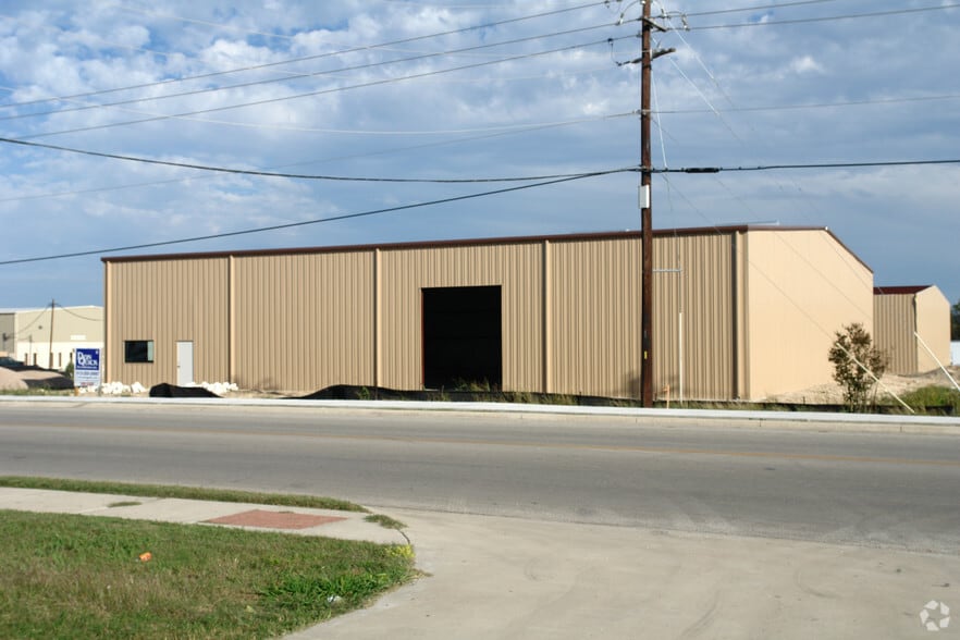 2201 Patterson Industrial Dr, Pflugerville, TX à louer - Photo du bâtiment - Image 2 de 22