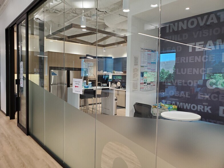 320 Goddard Way, Irvine, CA à vendre - Photo intérieure - Image 3 de 12