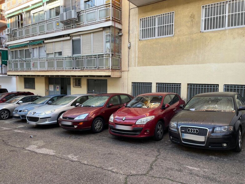 Calle de Recalde portefeuille de 2 propriétés à vendre sur LoopNet.ca - Photo du bâtiment - Image 2 de 17