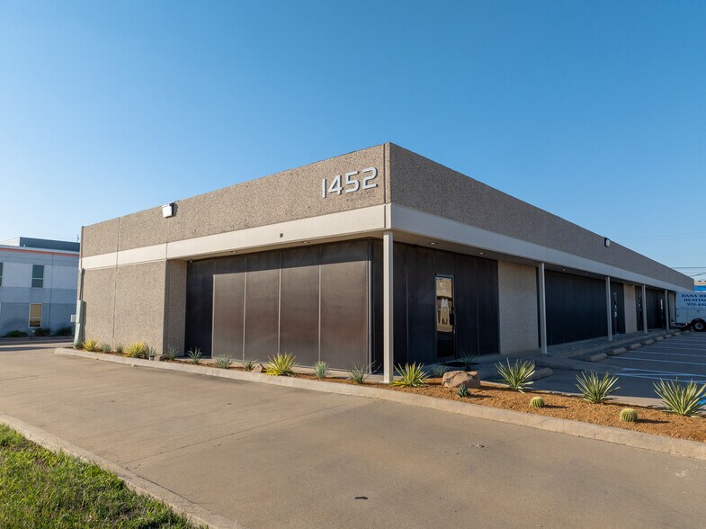 1452 Halsey Way, Carrollton, TX à louer - Photo du bâtiment - Image 1 de 3