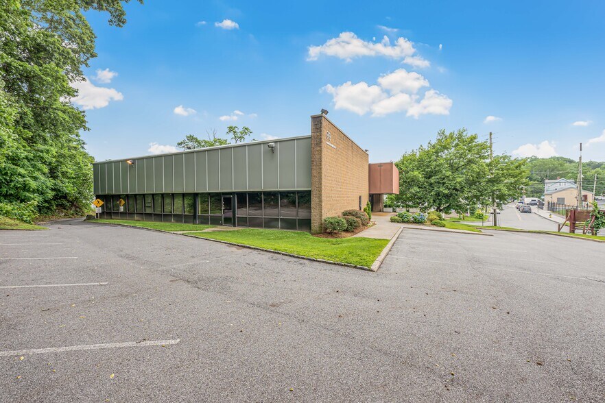 99 Fieldstone Dr, Hartsdale, NY for lease - Building Photo - Image 2 of 2