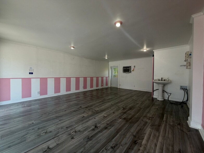 205-207 Main St, Swansboro, NC for lease - Interior Photo - Image 2 of 5
