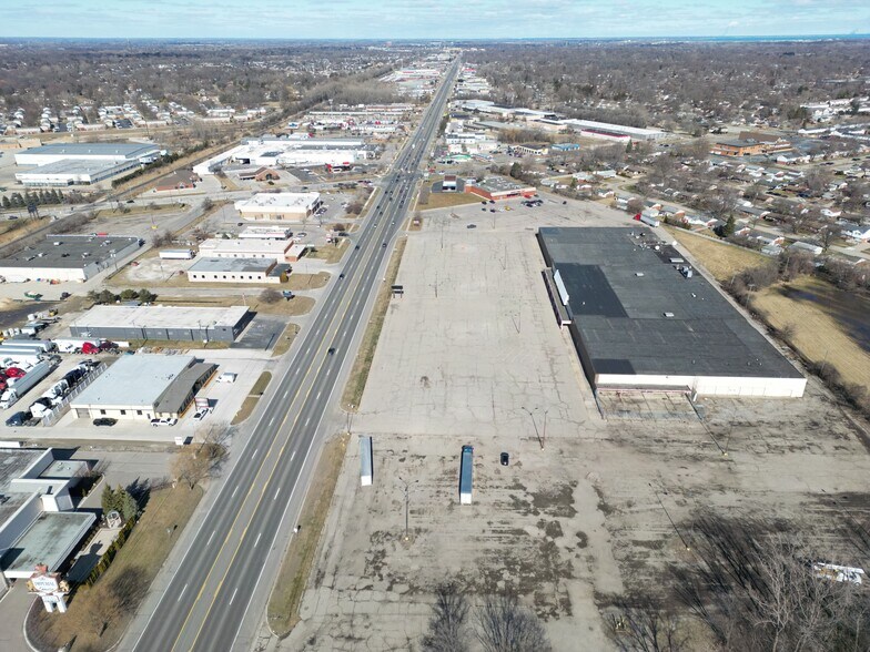 34800 Groesbeck Hwy, Clinton Township, MI à louer - Photo du bâtiment - Image 3 de 20