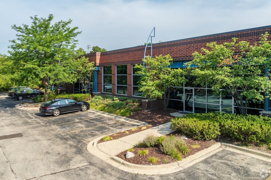 2330 N Hammond Dr, Schaumburg, IL à louer - Photo du bâtiment - Image 2 de 6