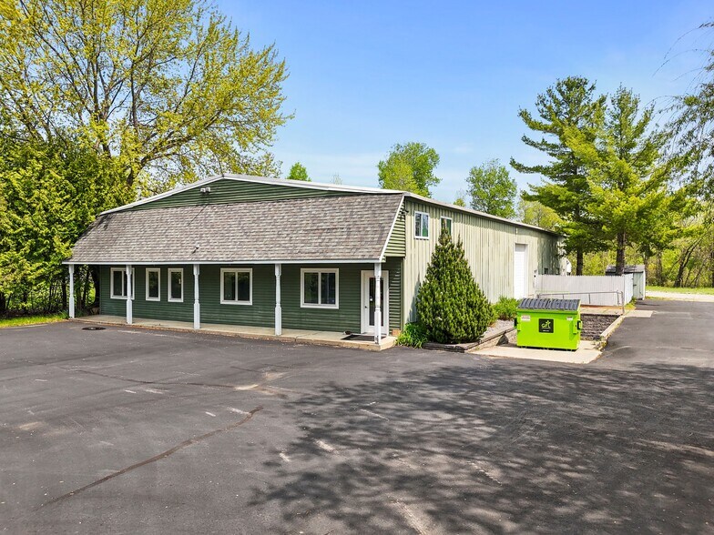 9435 E Cherry Bend Rd, Traverse City, MI à vendre - Photo du bâtiment - Image 2 de 10