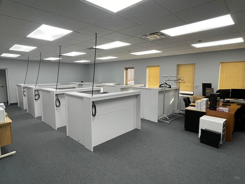 680 Industrial Rd, London, ON à vendre - Photo du bâtiment - Image 3 de 6