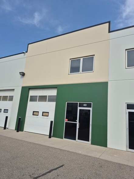 4807 32nd St SE, Calgary, AB for sale - Building Photo - Image 2 of 9