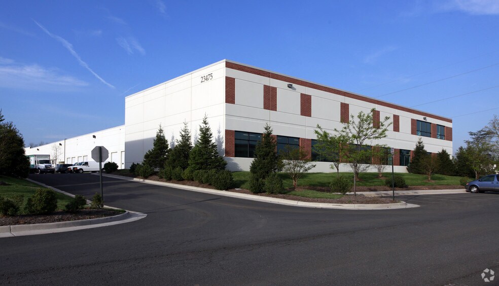 23475 Rock Haven Way, Sterling, VA à louer - Photo du bâtiment - Image 3 de 6