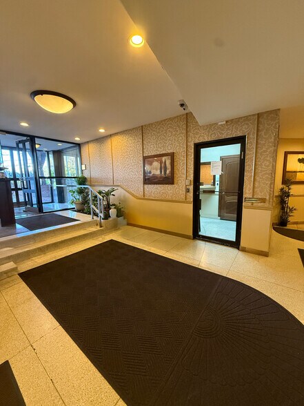 7840 164th St, Fresh Meadows, NY à louer - Photo du bâtiment - Image 3 de 12