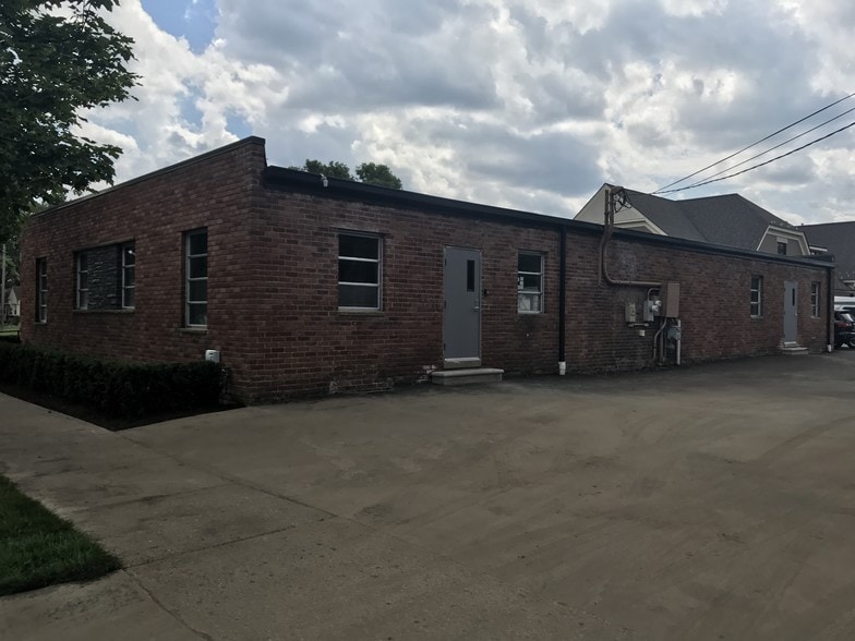 2075 E 14 Mile Rd, Birmingham, MI for lease - Building Photo - Image 2 of 18