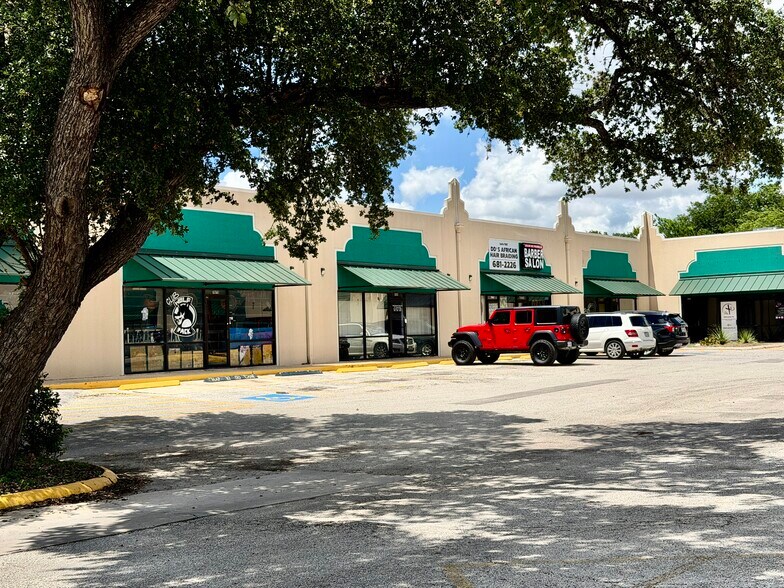 7035-7075 Bandera Rd, San Antonio, TX à louer - Photo du bâtiment - Image 1 de 4