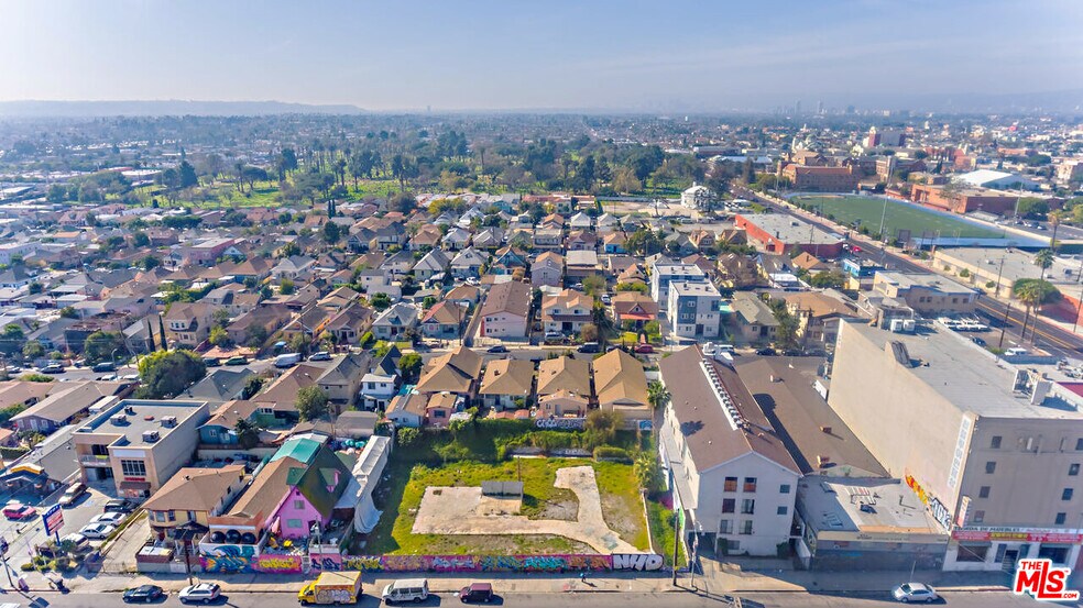 1637 S Vermont Ave, Los Angeles, CA à vendre - Photo du bâtiment - Image 2 de 8