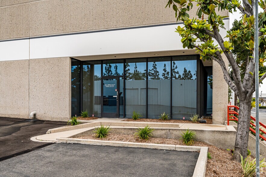 601 S Milliken Ave, Ontario, CA à louer - Photo du bâtiment - Image 2 de 7