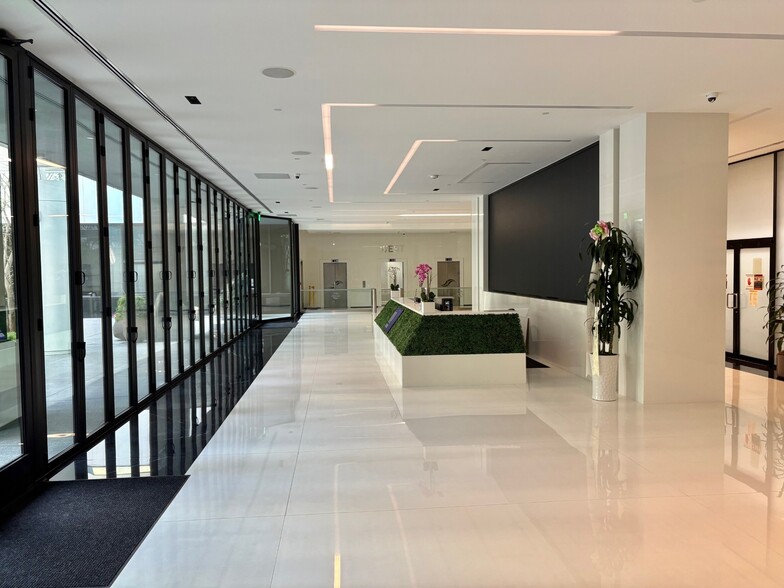 5200 W Century Blvd, Los Angeles, CA à louer - Hall d’entrée - Image 2 de 17