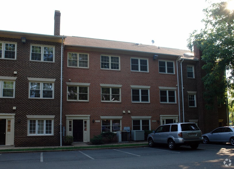 121-123 Rowell Ct, Falls Church, VA for lease - Primary Photo - Image 1 of 5
