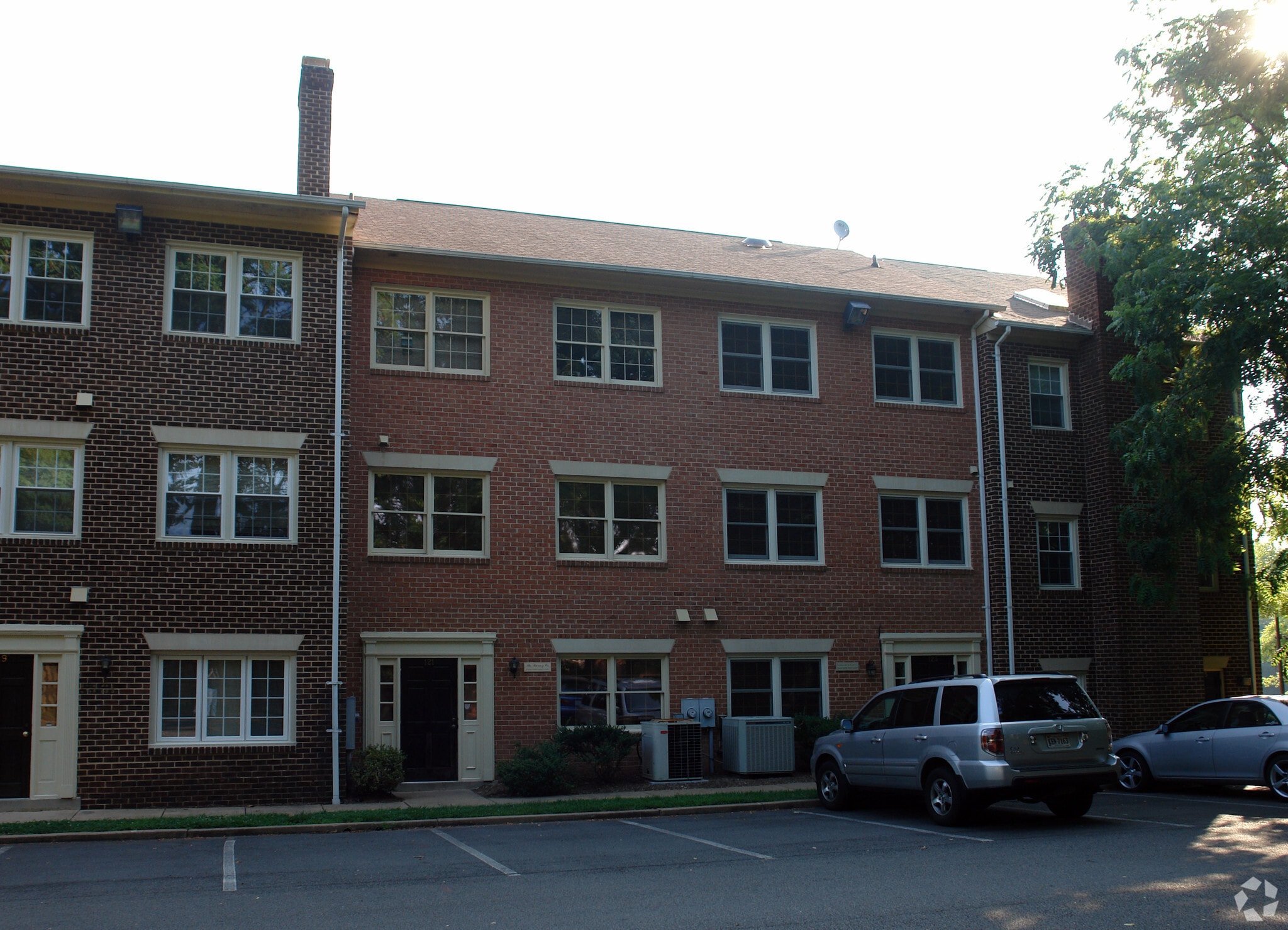 121-123 Rowell Ct, Falls Church, VA à louer Photo principale- Image 1 de 6