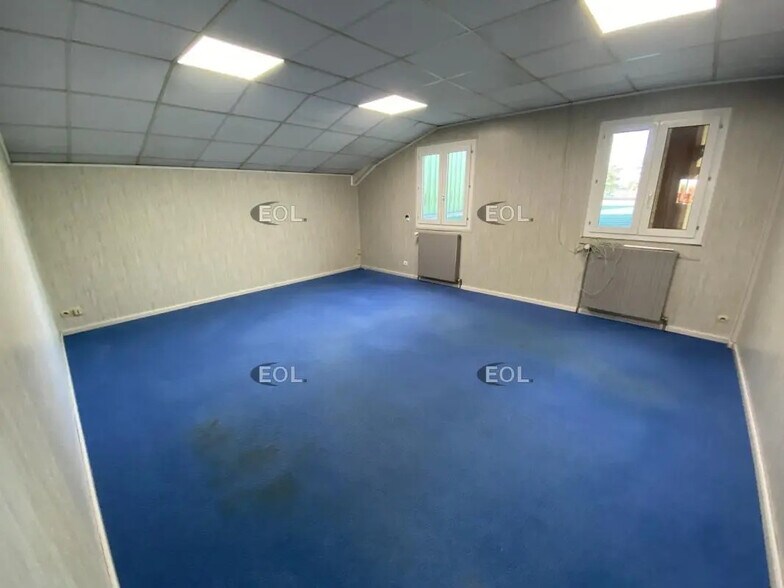 Flex in Guyancourt for lease - Interior Photo - Image 2 of 13