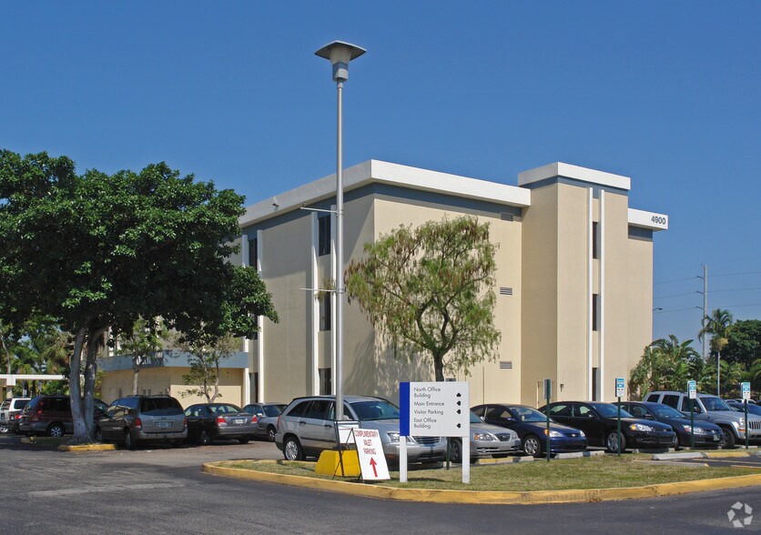 4900 W Oakland Park Blvd, Lauderdale Lakes, FL à louer - Photo du bâtiment - Image 3 de 16