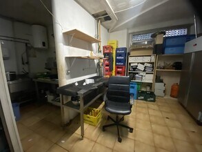 Retail in Barcelona, Barcelona for lease Interior Photo- Image 2 of 4