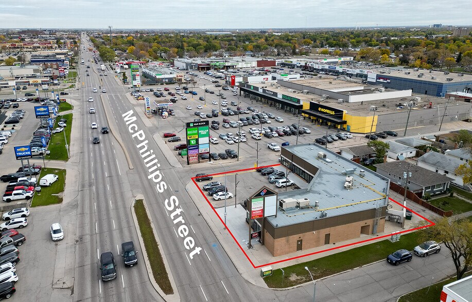 1353 Mcphillips St, Winnipeg, MB à louer - Photo du bâtiment - Image 3 de 3