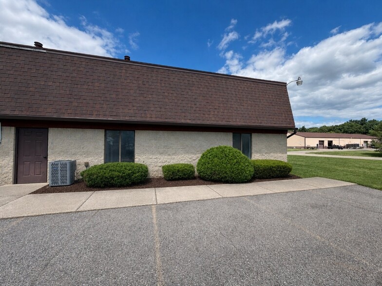 4660-4684 Freedom Dr, Ann Arbor, MI for lease - Building Photo - Image 2 of 4