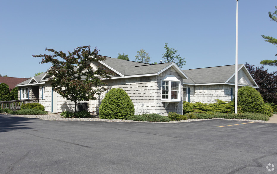 527 Bay Rd, Queensbury, NY à vendre - Photo principale - Image 1 de 1