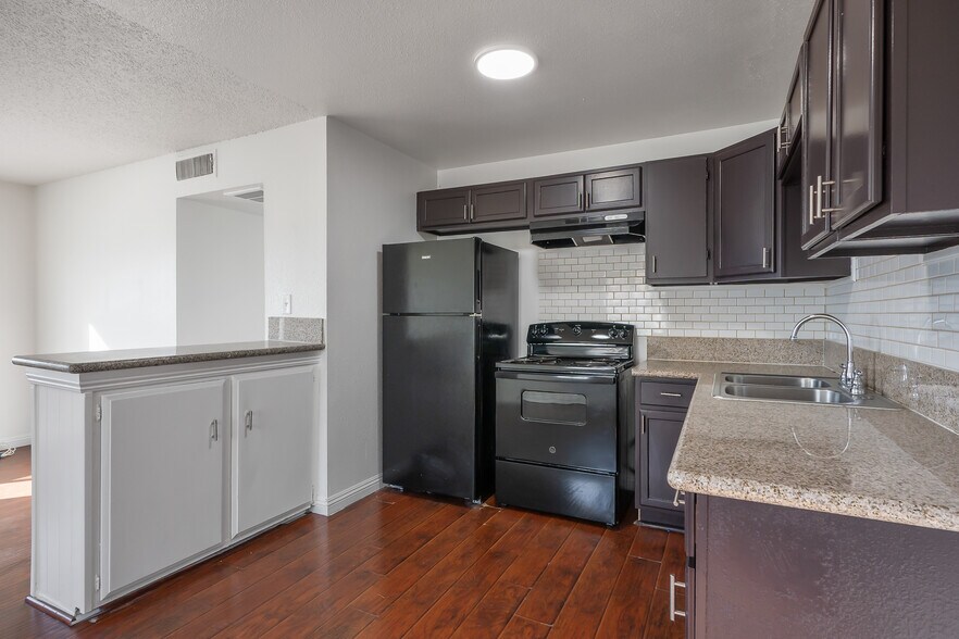 730 Center St, Henderson, NV à vendre - Photo du bâtiment - Image 3 de 38