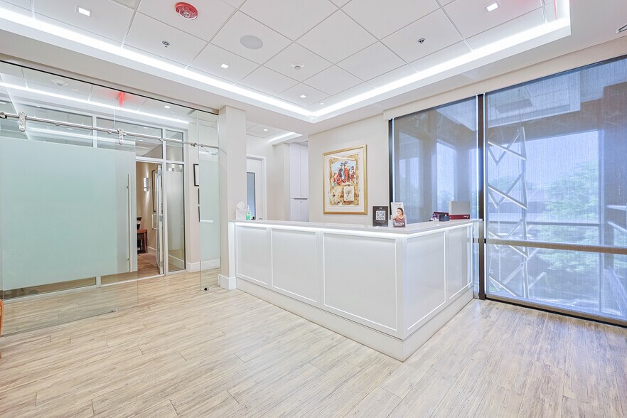 833 Northern Blvd, Great Neck, NY à louer - Photo intérieure - Image 3 de 17