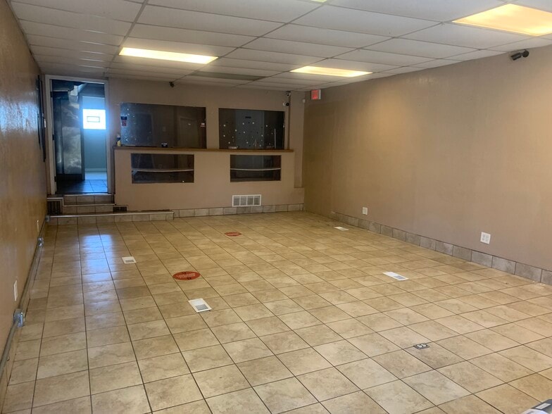 908 Raymond St, Akron, OH à vendre - Photo du bâtiment - Image 2 de 2