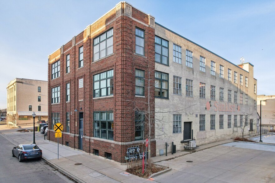 612 W Main St, Madison, WI for lease - Building Photo - Image 1 of 9