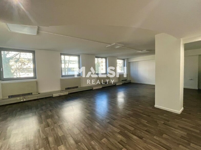 Office in Villeurbanne for lease - Interior Photo - Image 3 of 11