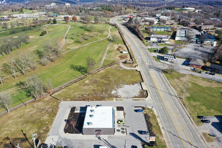 900 Louisville Rd, Frankfort, KY à louer - Photo du bâtiment - Image 2 de 6