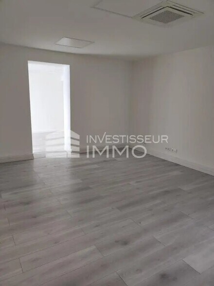 Office in Noisy-le-Grand for lease - Interior Photo - Image 3 of 5