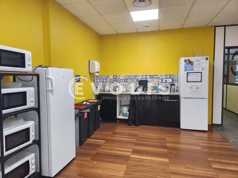 Bureau dans Villeurbanne à louer - Photo du bâtiment - Image 3 de 12