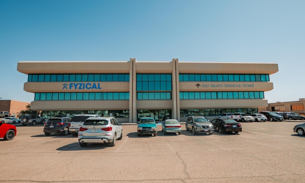 10460 Vista Del Sol Dr, El Paso, TX à louer - Photo du bâtiment - Image 2 de 14