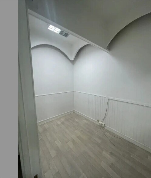 Retail in Paris for lease - Interior Photo - Image 2 of 4