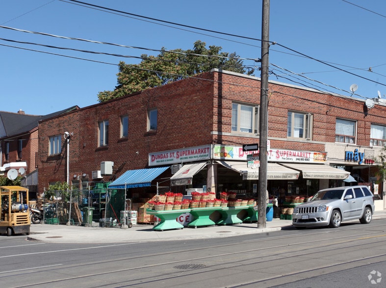 878-880 Dundas St W, Toronto, ON for sale - Building Photo - Image 2 of 2