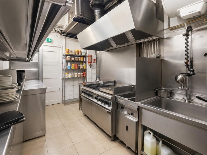 3 Rue Washington, Paris for lease - Interior Photo - Image 3 of 7