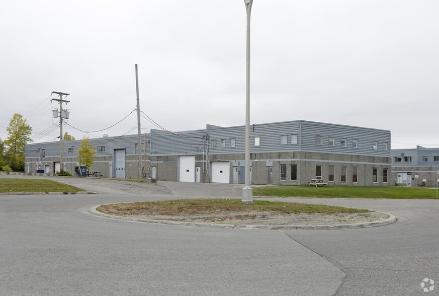 1652-1662 Pl de Lierre, Laval, QC à louer - Photo principale - Image 1 de 2