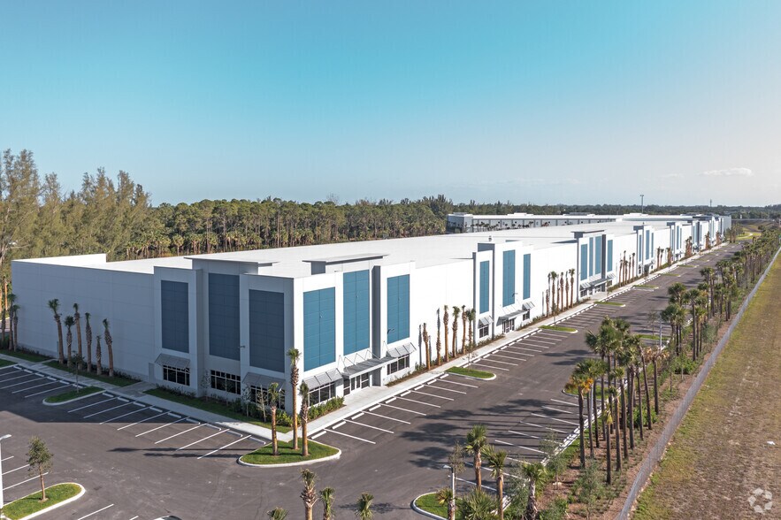 1715 Meathe Dr, West Palm Beach, FL à louer - Photo du bâtiment - Image 2 de 8