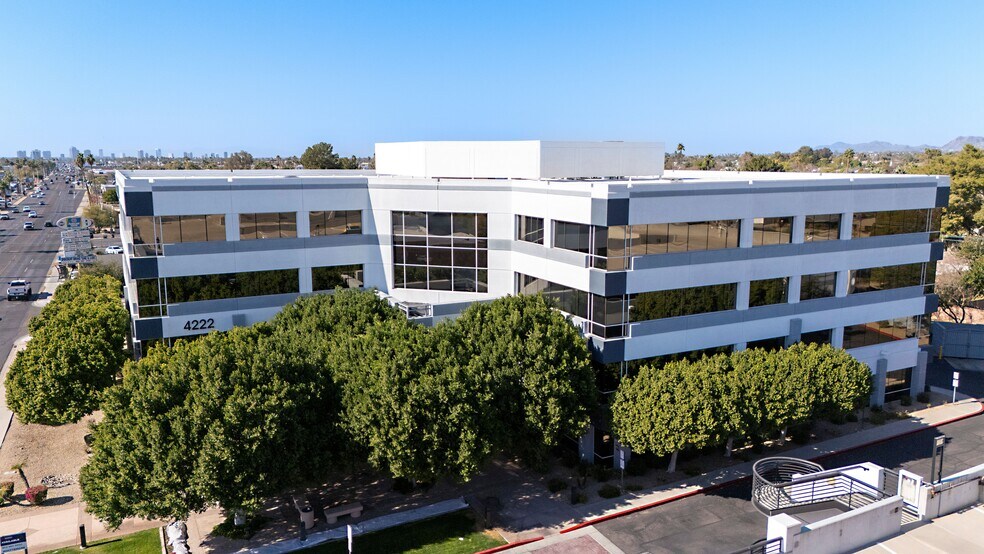 4222 E Thomas Rd, Phoenix, AZ à vendre - Photo du bâtiment - Image 3 de 17