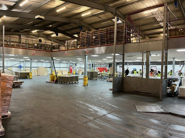 21 St Andrews Way, Londres à louer - Photo du bâtiment - Image 3 de 10