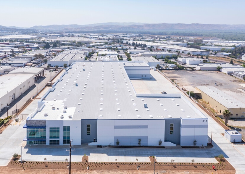 212 N Smith Ave, Corona, CA for lease - Building Photo - Image 3 of 17