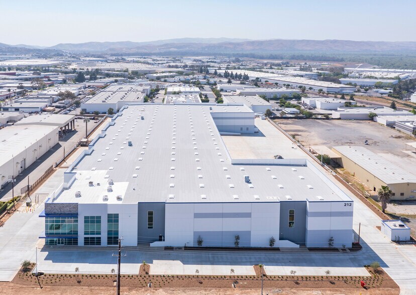 212 N Smith Ave, Corona, CA à louer - Photo du bâtiment - Image 3 de 17