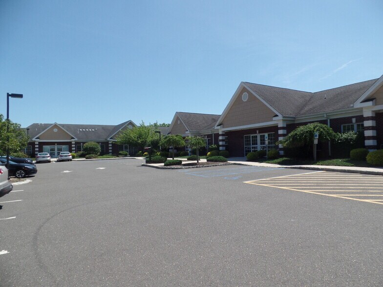 300 & 350 Rike Drive | Millstone, NJ portefeuille de 2 propriétés à vendre sur LoopNet.ca - Photo du bâtiment - Image 2 de 9