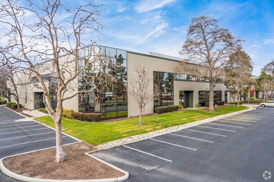 34175 Ardenwood Blvd, Fremont, CA à louer - Photo du bâtiment - Image 2 de 21