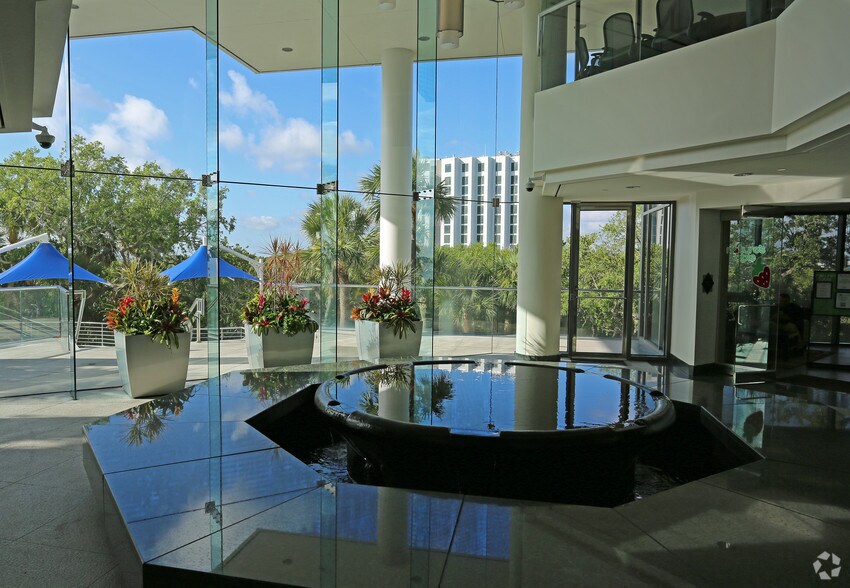 2701 N Rocky Point Dr, Tampa, FL à louer - Hall d’entrée - Image 3 de 9