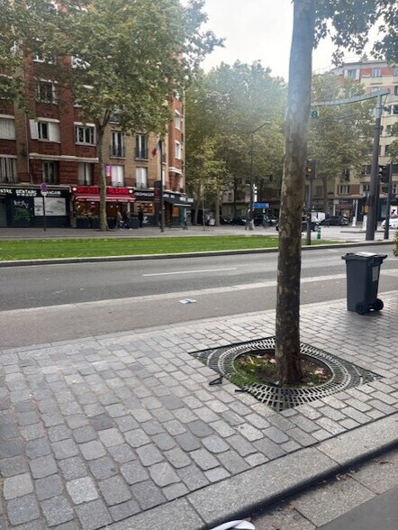 Retail in Paris for lease - Building Photo - Image 1 of 4