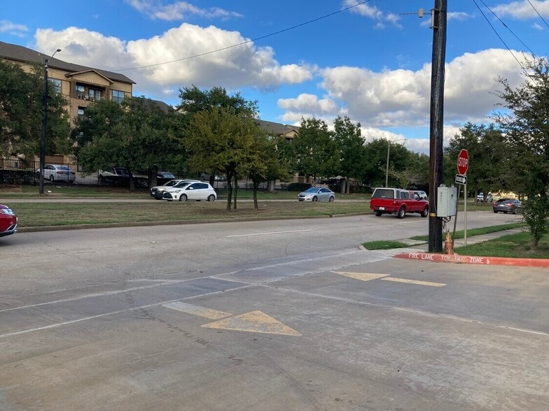 12923 W Bellfort Blvd, Sugar Land, TX à vendre - Photo du bâtiment - Image 2 de 13